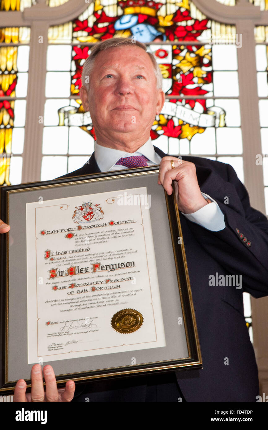 Sir Alex Ferguson, ehemaliger Trainer von Manchester United Football Club, erhält die Bewegungsfreiheit im Stadtteil Trafford Stockfoto