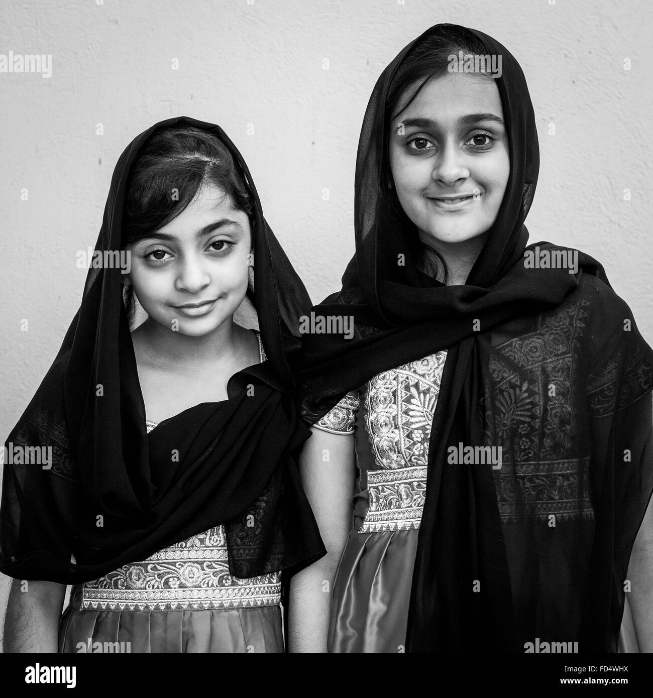 Porträt von zwei kleinen Mädchen in traditionellen Bandari Kleidung während einer Zeremonie, Hormozgan, Bandar-e Kong, Iran Stockfoto