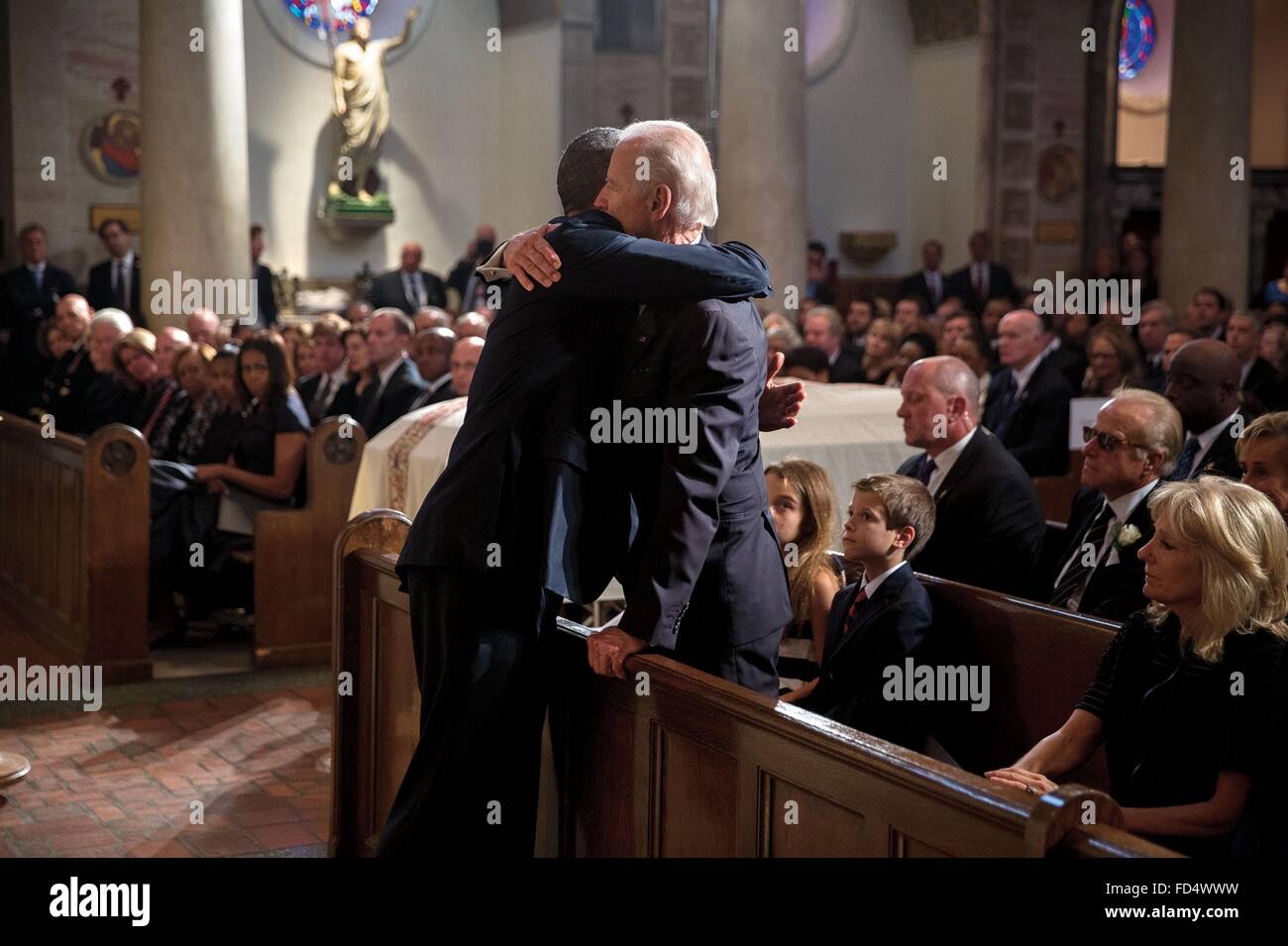 US-Präsident Barack Obama umarmt Vize-Präsident Joe Biden nach liefert eine Lobrede während der Totenmesse für Beau Biden an Str. Anthony von Padua Kirche 6. Juni 2015 in Wilmington, Delaware. Stockfoto