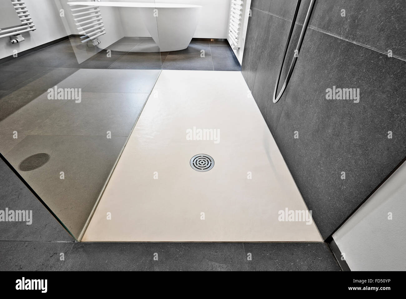 Corian-Boden und Abfluss von modernen Dusche in Luxus-Badezimmer  Stockfotografie - Alamy