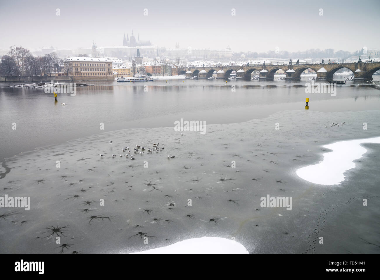 Fluss Moldau mit Prager Burg und St. Vitus Cathedral im Hintergrund in der Winterzeit, Prag, Tschechische Republik Stockfoto