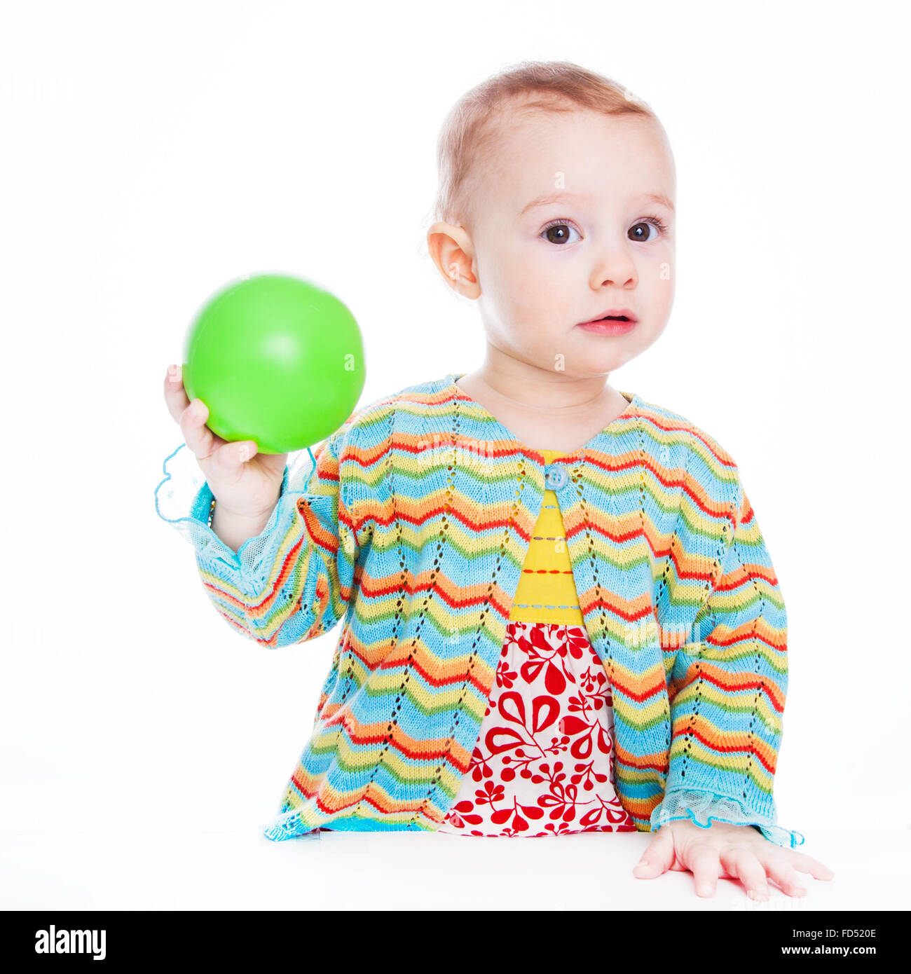 Niedliche Baby Spiel mit ball Stockfoto