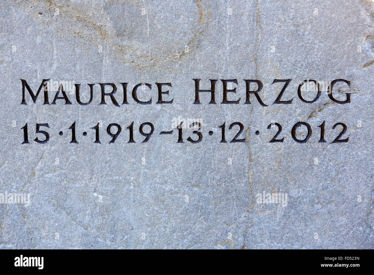 Inschrift auf einem Grabstein: "Maurice Herzog - 15. Januar 1919 - 13. Dezember 2012." Stockfoto