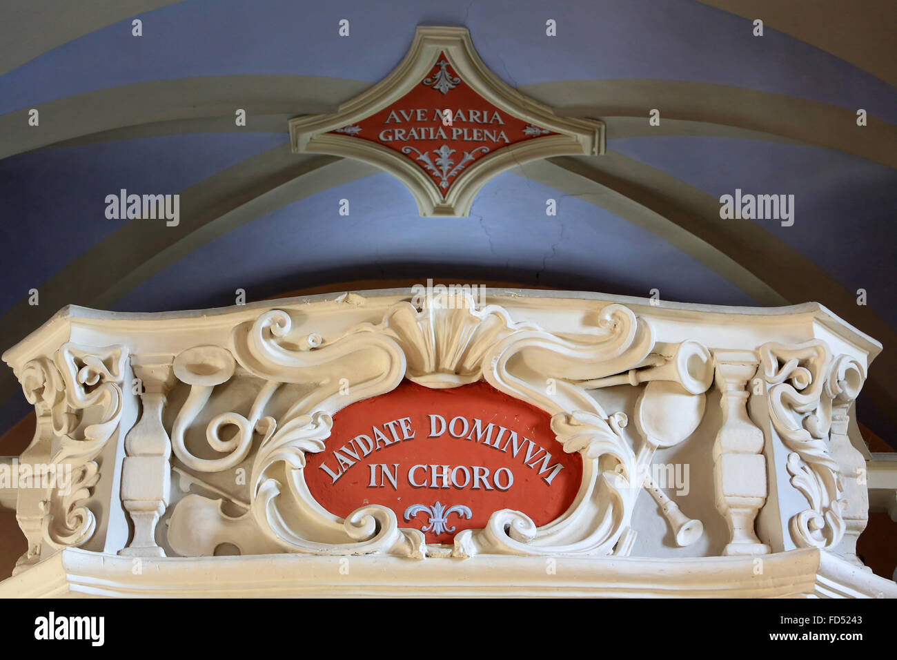 Lateinische Inschrift: "Lavdate Dominum im Chor." Unserer lieben Frau von der Schlucht-Kirche. Les Contamines-Montjoie. Stockfoto