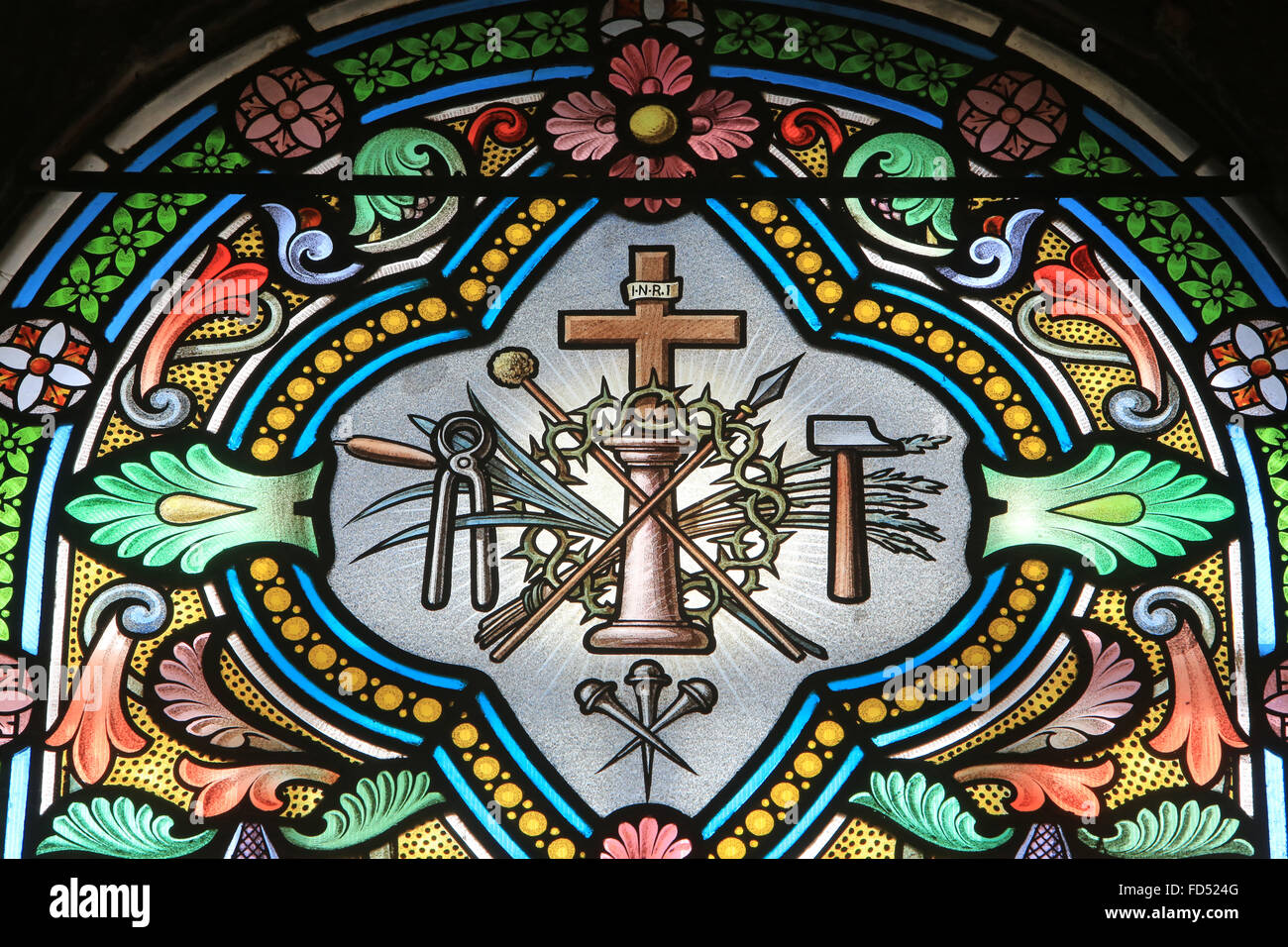 Waffen von Christus. Instrumente. Die Passion Christi. Glasmalerei-Fenster. Heiligtum der Muttergottes von la Salette. Stockfoto