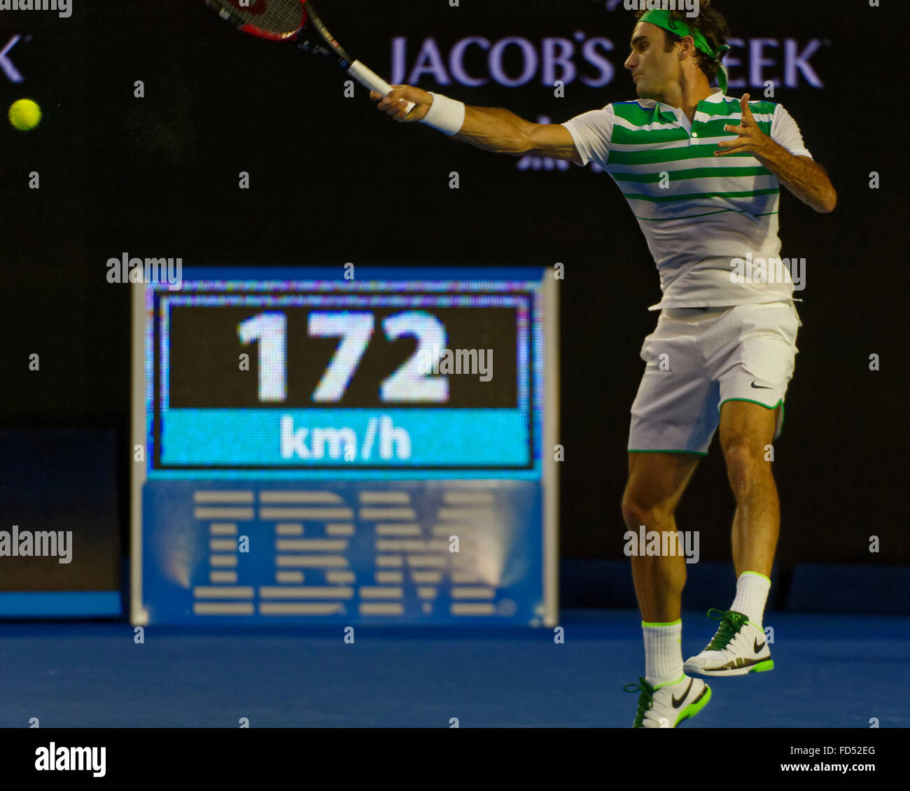 Melbourne, Australien. 28. Januar 2016. Roger Federier (SUI) in Aktion gegen Novak Djokovic (SRB) während ihre Männer Singles match bei den Australian Open Tennis Championship im Melbourne Park, Australien. Djokovic schlagen Federier 6:1, 6:2, 3:6, 6:3 Credit: Action Plus Sport/Alamy Live News Stockfoto