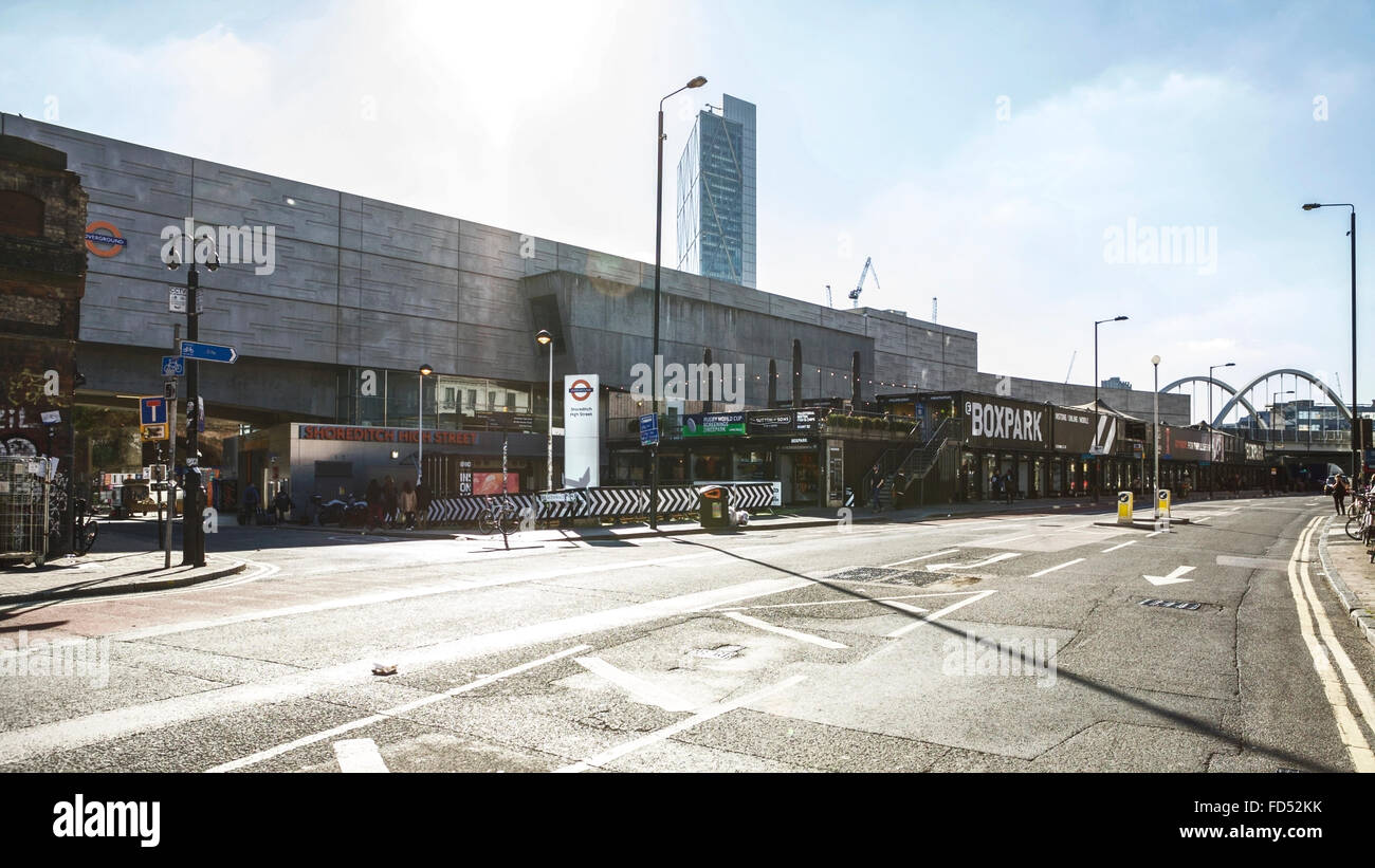 Shoreditch High Street, mit BoxPark (Einkaufsmöglichkeiten) in der Ferne, London, UK. Stockfoto