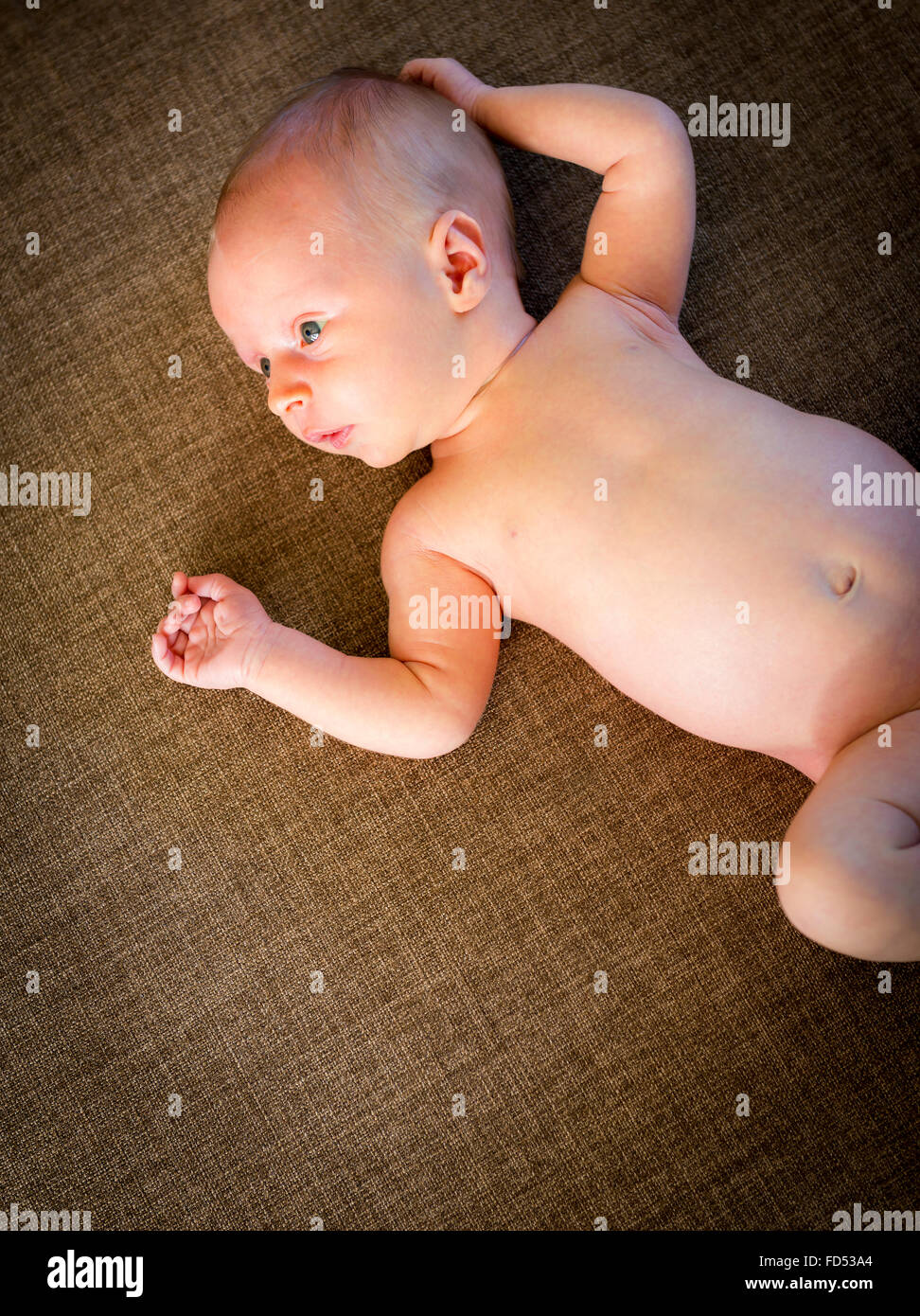 Baby Boy nur Wochen alt starrt mit großen Augen Stockfoto