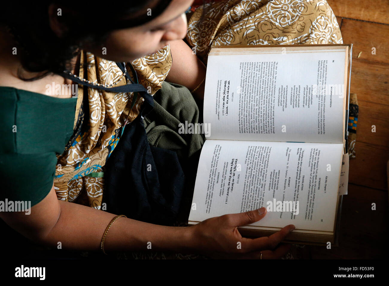 Frau liest die Bhagavad Gita Stockfoto