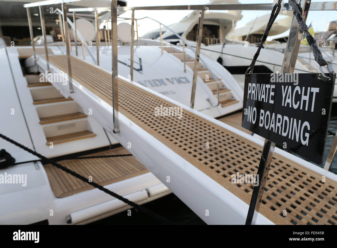 Saint-Tropez, alten Hafen. Luxus-Yacht im Hafen angedockt. Stockfoto