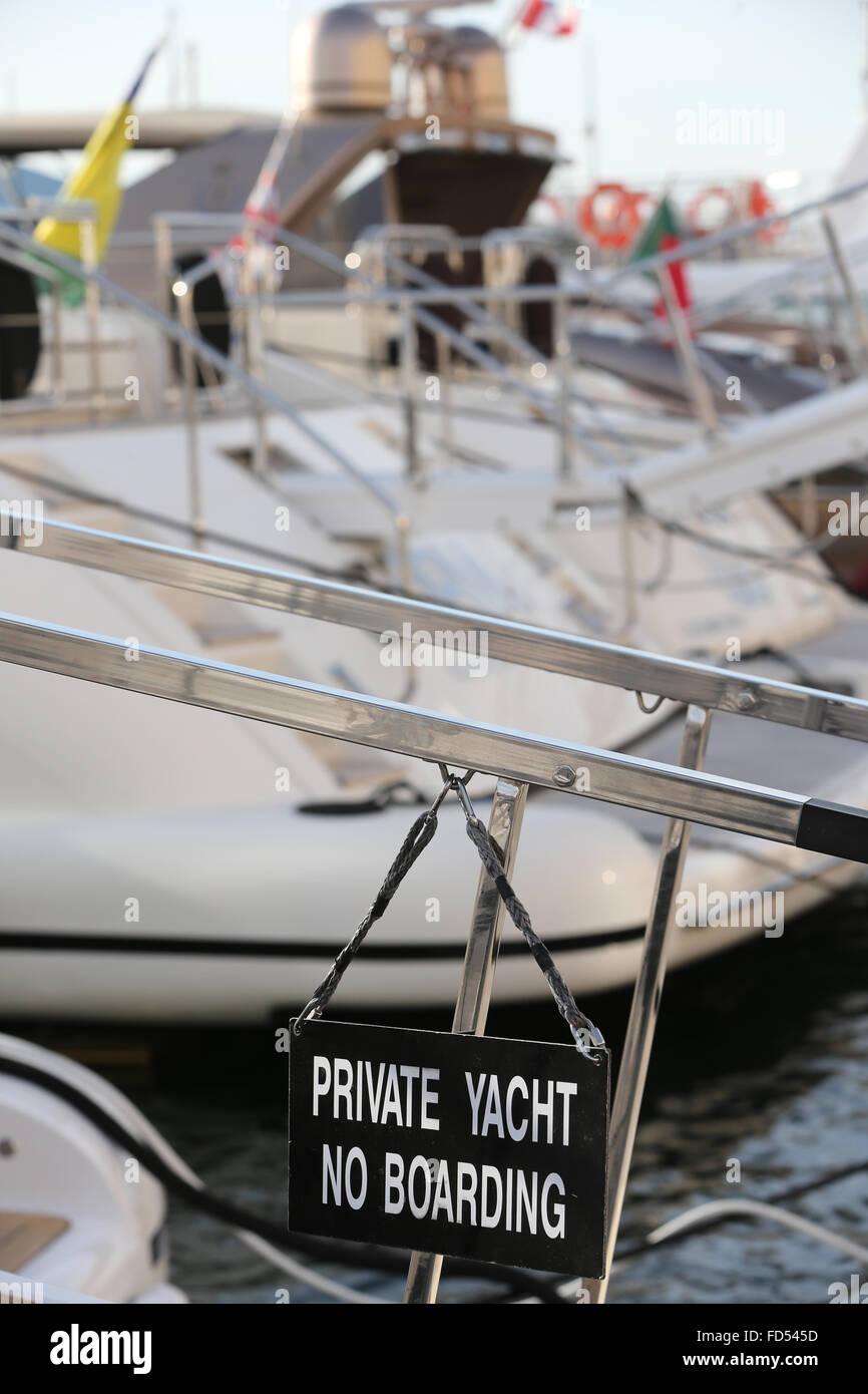 Saint-Tropez, alten Hafen. Luxus-Yacht im Hafen angedockt. Stockfoto