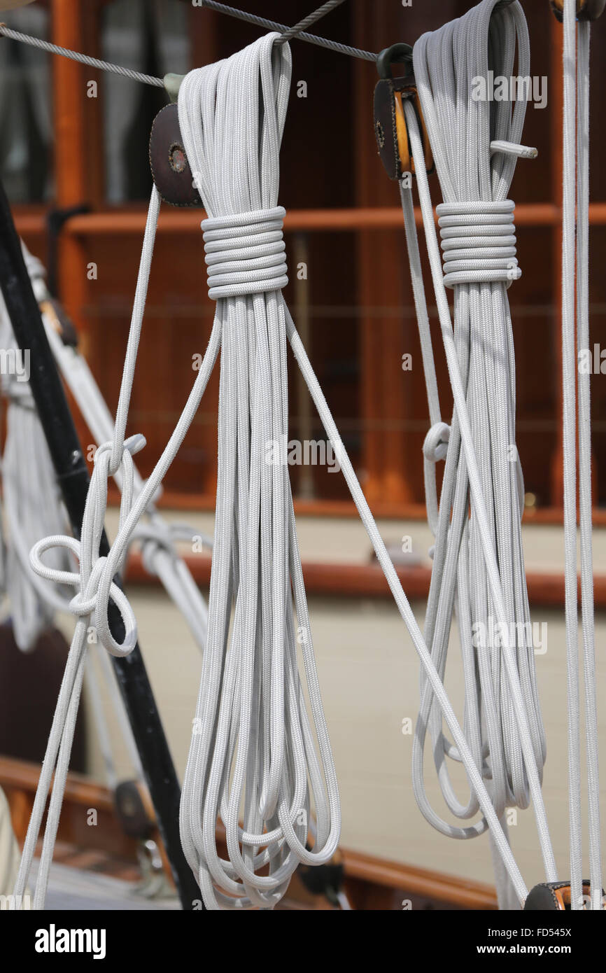 Saint-Tropez, alten Hafen. Luxus-Yacht im Hafen angedockt. Stockfoto