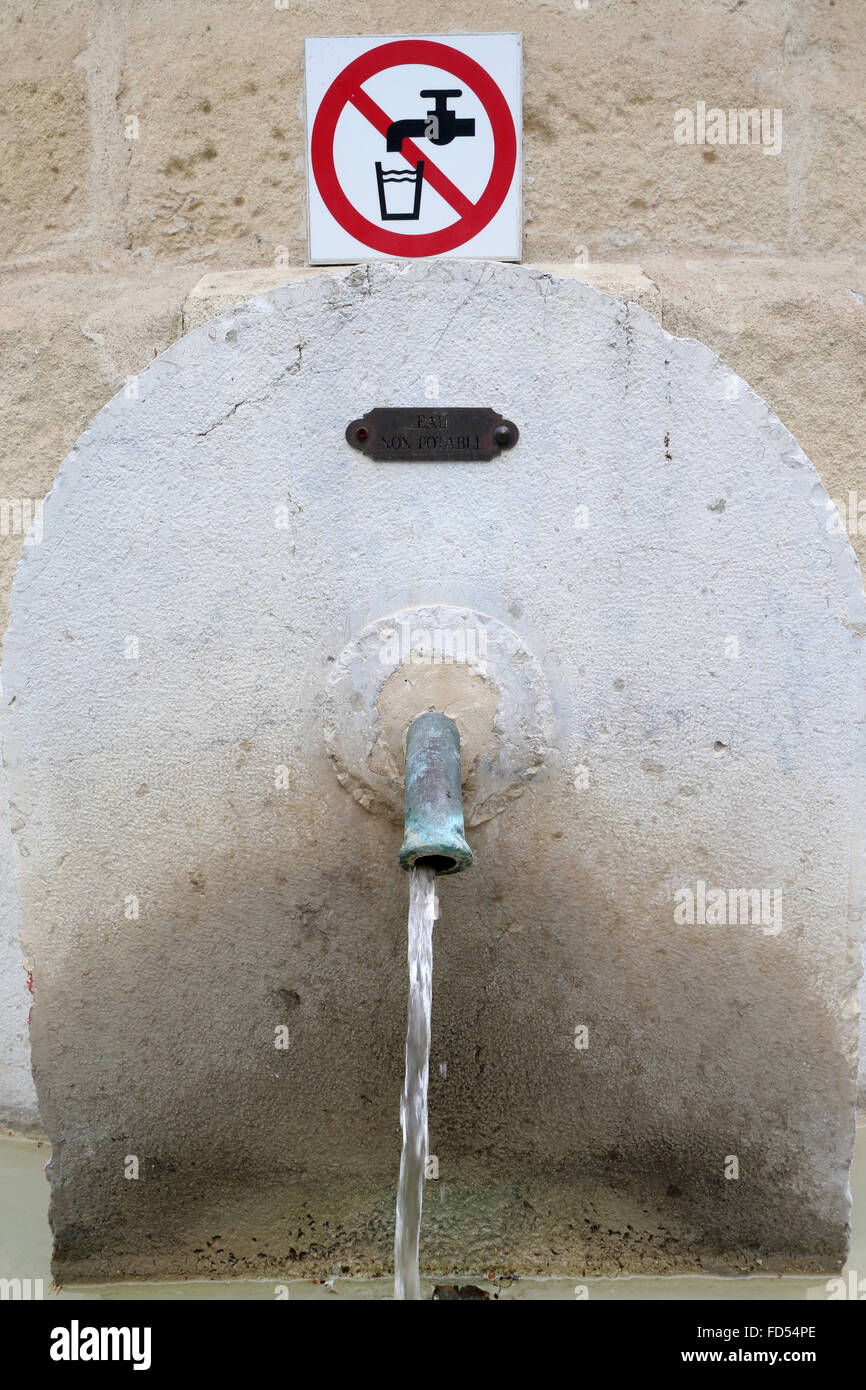 Brunnen, kein Trinkwasser. Stockfoto