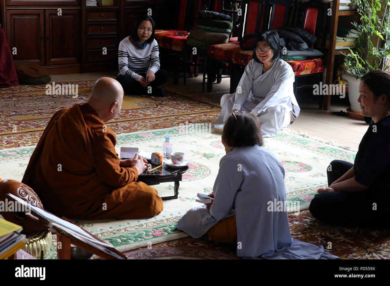 TU ein buddhistischer Tempel.  Lernen Buddhismus mit einem Mönch. Stockfoto