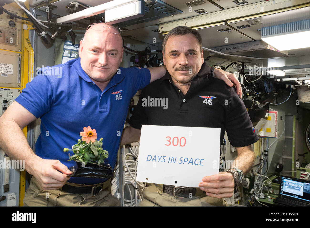 Expedition 46-Crew-Mitglieder-NASA-Astronaut Scott Kelly (links) und der russische Kosmonaut Mikhail Kornienko feierte ihren 300. Tag in Folge im Raum an Bord der internationalen Raumstation ISS 22. Januar 2016 in der Erdumlaufbahn. er paar verbringen insgesamt 340 Tage an Bord der internationalen Raumstation ISS, wie Wissenschaftler versuchen zu verstehen, was passiert mit den menschlichen Körper in der Schwerelosigkeit für extremen Längen hinweg. Stockfoto