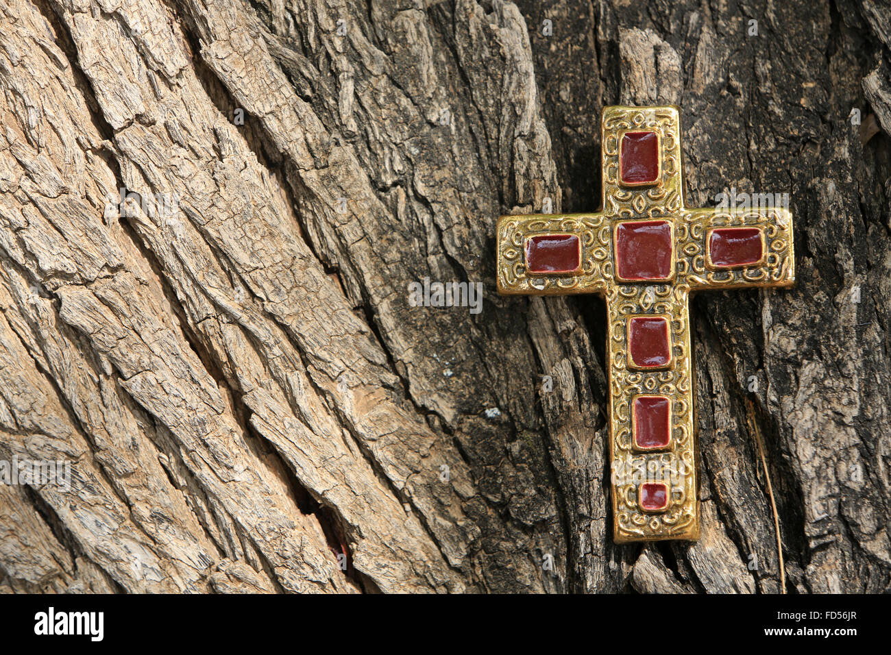 Kreuz auf einem Baumstamm. Stockfoto