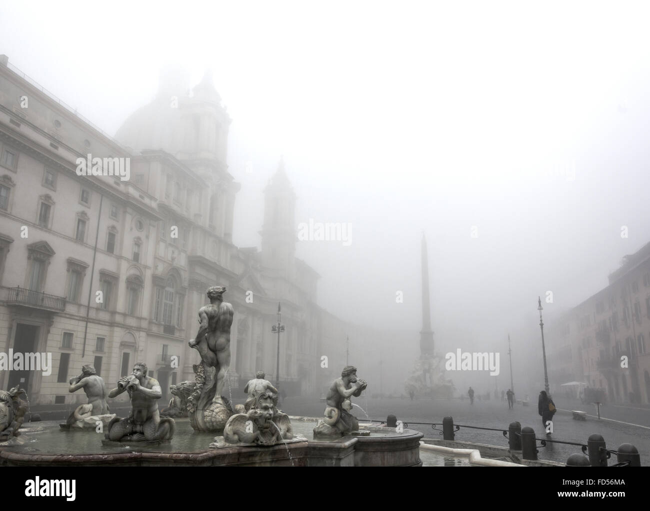 Rom, Italien, 28. Januar 2016: Piazza Navona, in einer ungewöhnlichen Nebel gehüllt Stockfoto