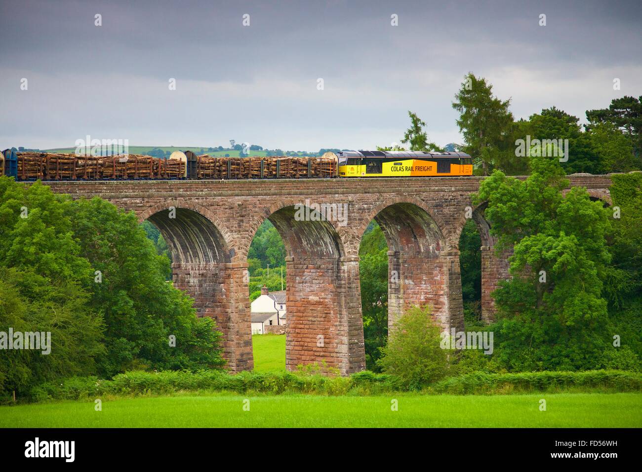 Colas Rail Freight train schleppen Protokolle auf trockenen Beck-Viadukt, Armathwaite, Eden Valley, Cumbria, England, UK. Stockfoto