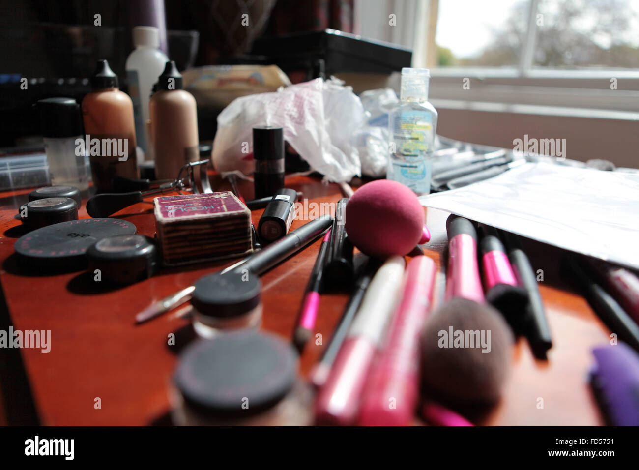 Viel Make-up auf einem Tisch Stockfoto