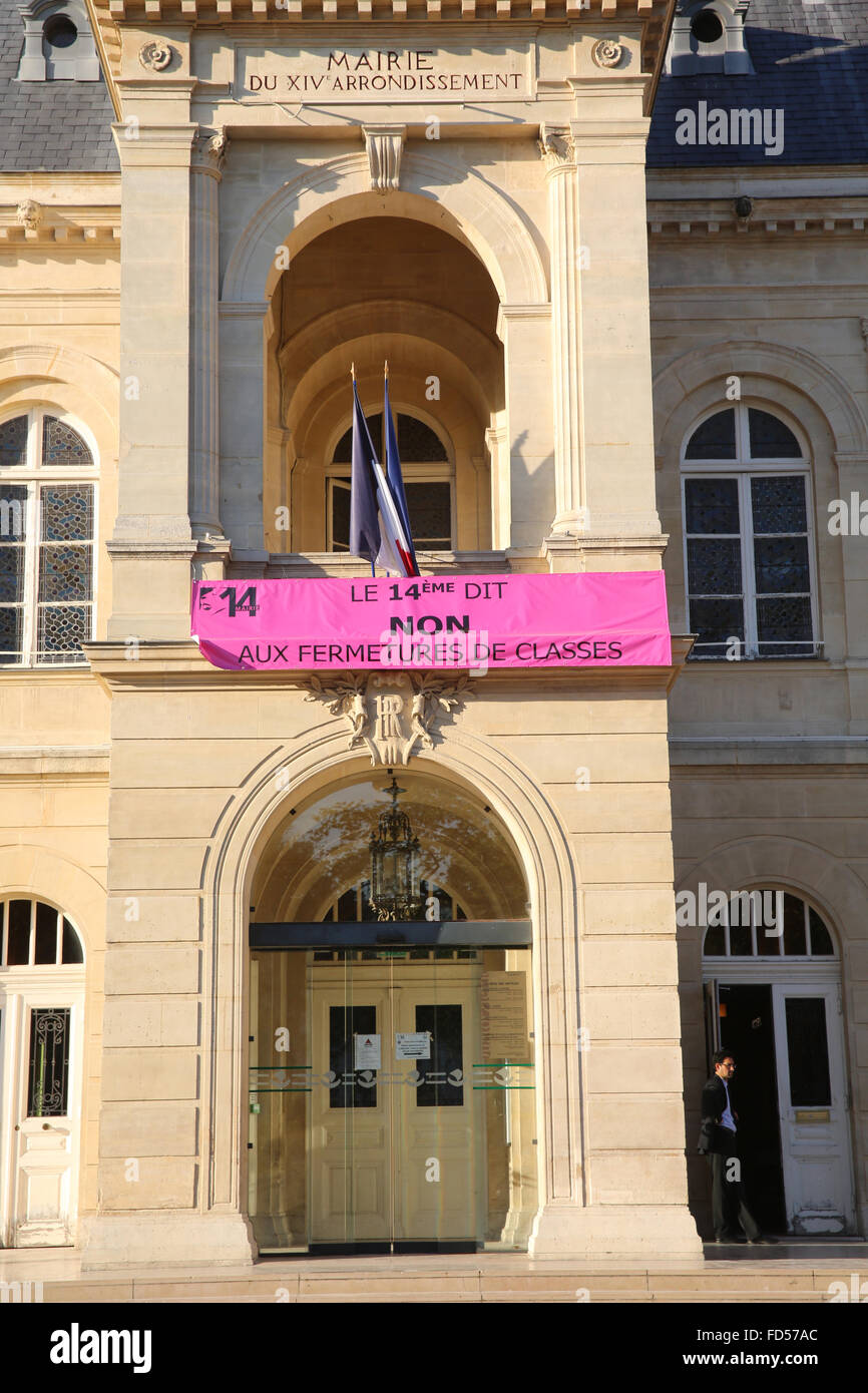 Banner auf einer Paris Bezirk Halle: keine Schließung der Schule Klasse. Stockfoto