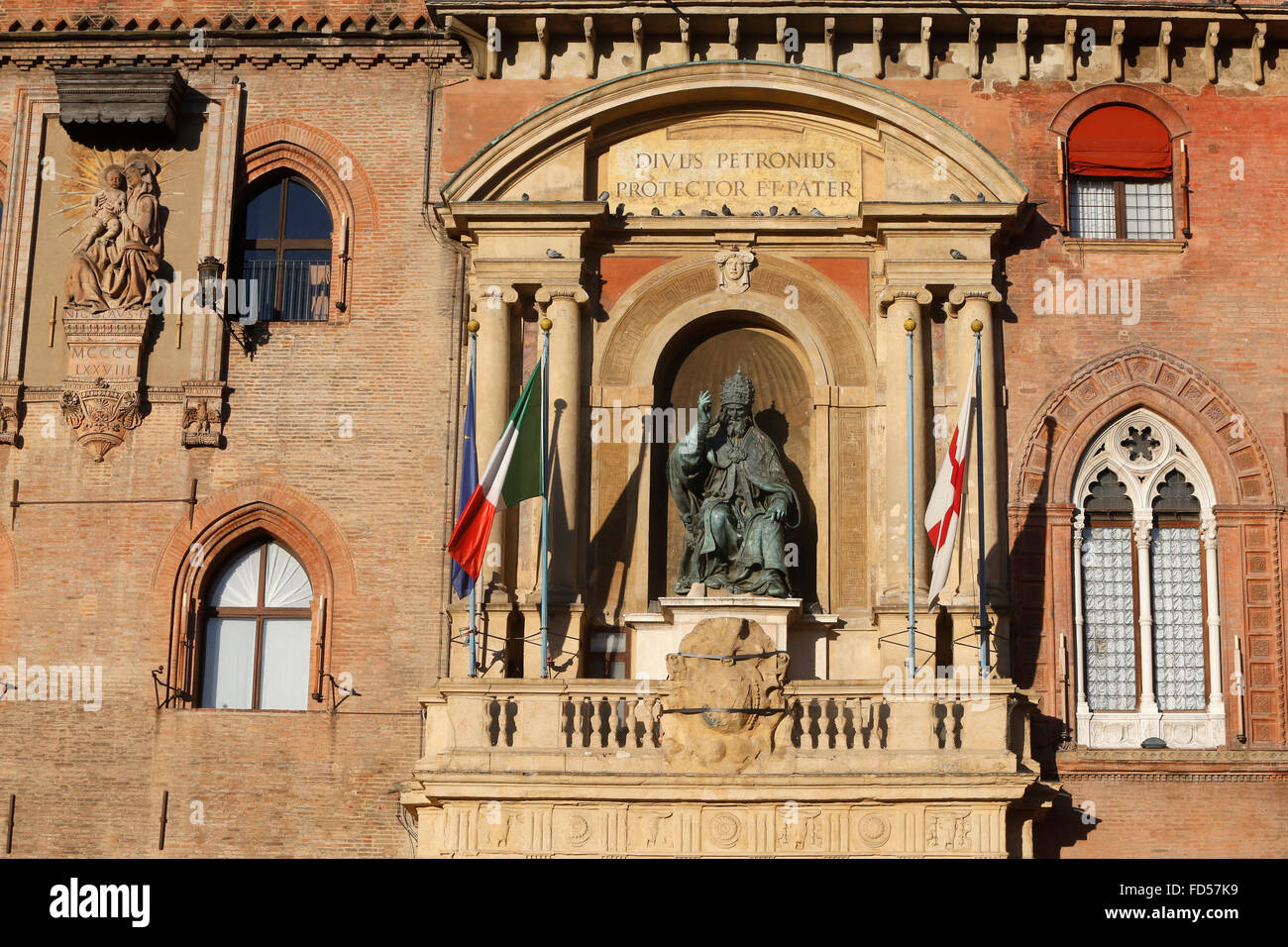 Palazzo Communale (auch genannt Palazzo d'Accursio), Bologna. Statue von Papst Gregory XIII auf dem Balkon. Stockfoto