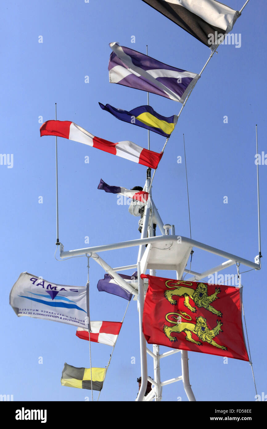 Fahnen am Mast eines Schiffes. Le Havre. Stockfoto