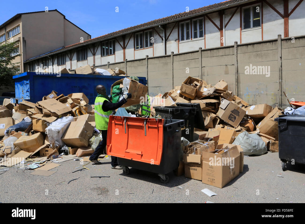 Müllmann. Entladen-Boxen in einem Müllcontainer. Stockfoto