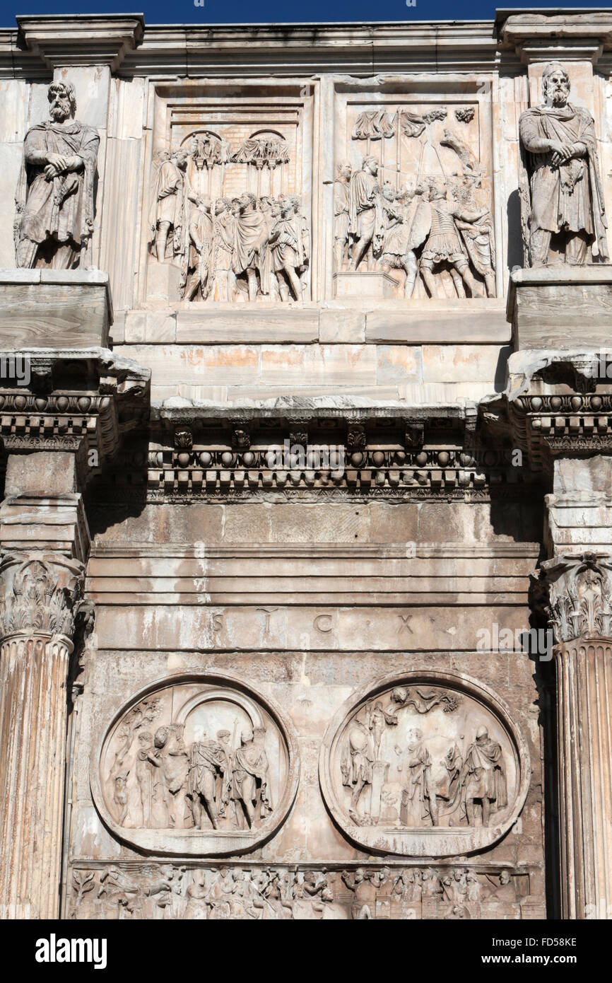 Bogen von Constantine. Detail der hadrianischen Rondelle Darstellung einer Jagdgesellschaft dargelegt und Silvanus aus Opfern wird vorbereitet Stockfoto