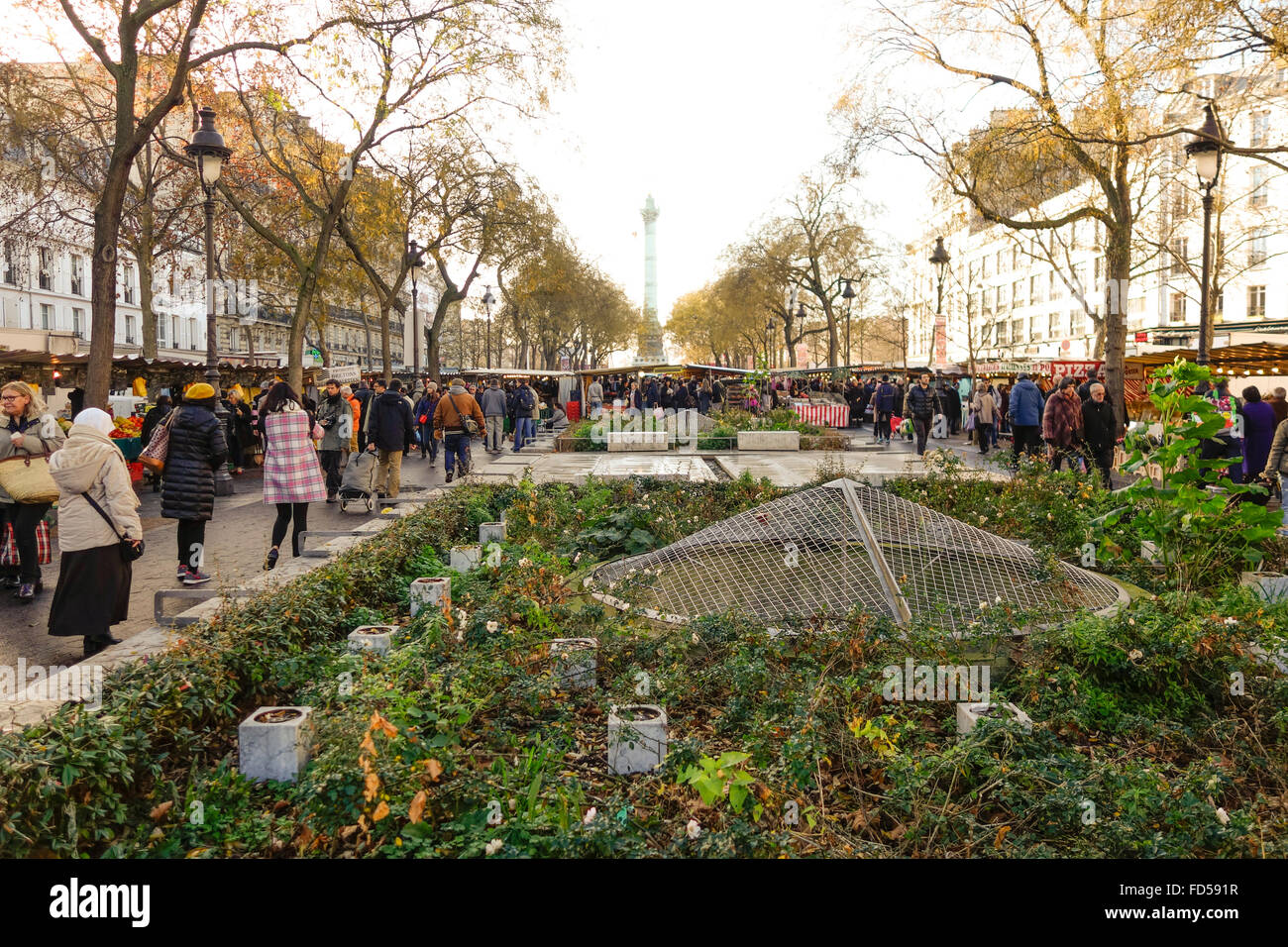 Drängen Sie sich im freien Markt, Marché Bastille, Paris, Frankreich. Stockfoto