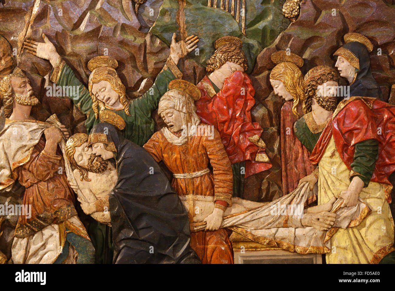 Sforza-Schloss-Museum, Milan. Jesus niedergelegt vom Kreuz. 15. Jahrhundert. Holz geschnitzt, bemalt und vergoldet. Stockfoto