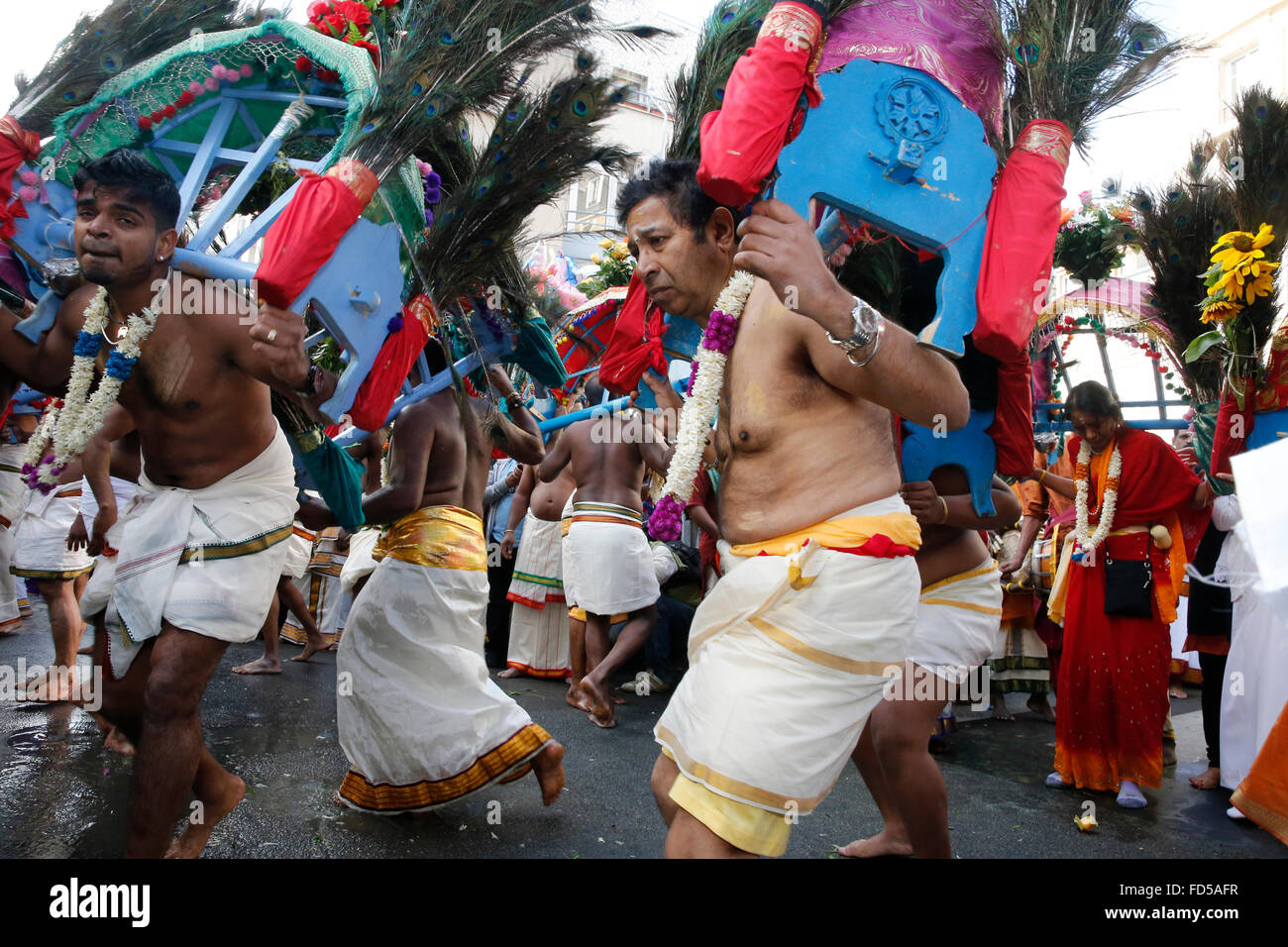 Ganesh Festival in Paris. Männer tragen Kavadis und tanzen. Stockfoto