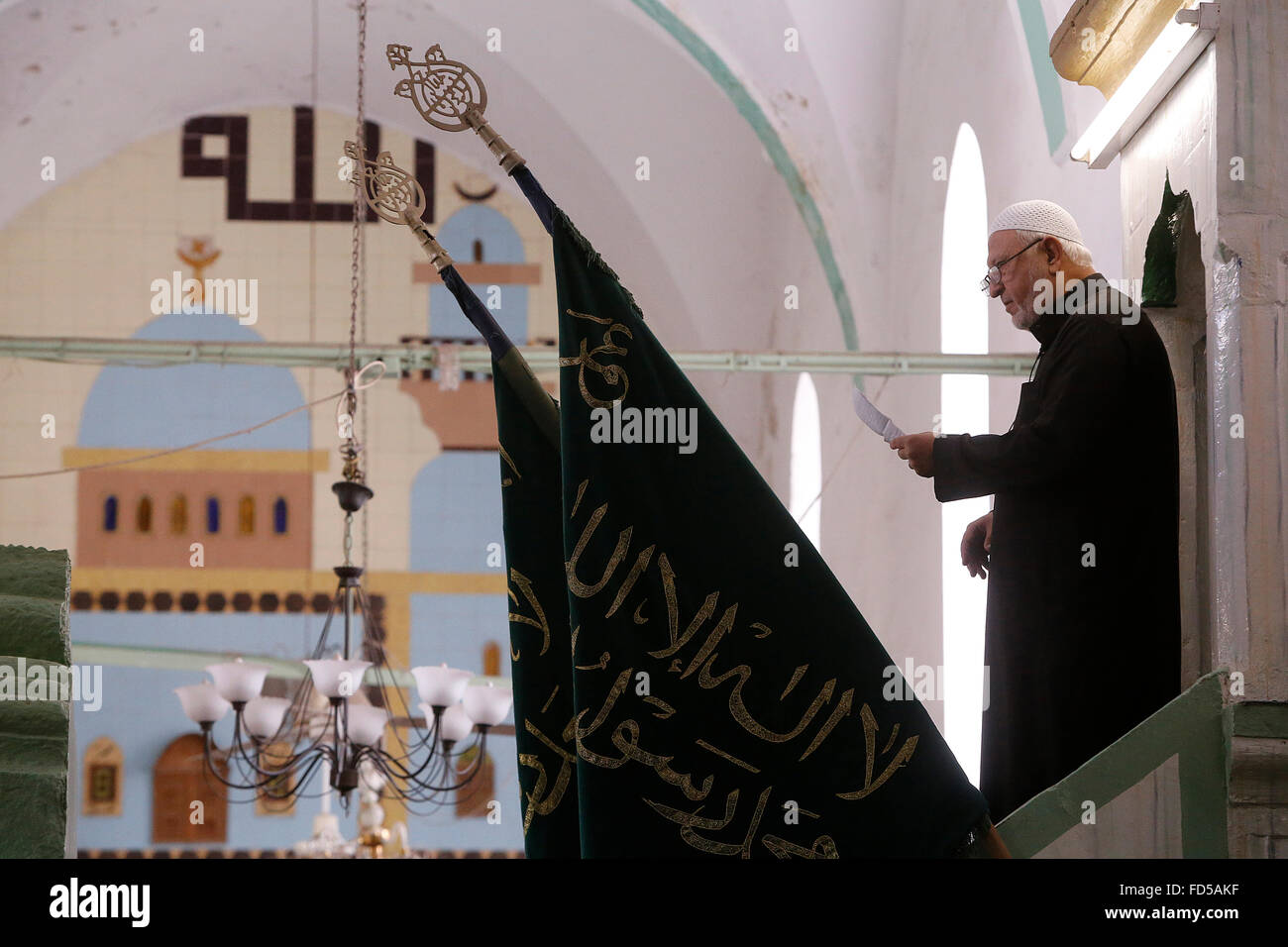 Al-Omari Moschee (auch bekannt als als Satun) in Nablus, West Bank. Imam stehend auf der Minbar. Stockfoto