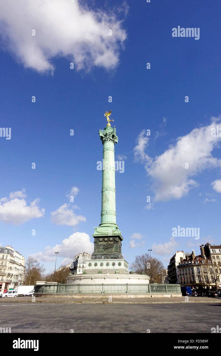 Die Juli-Spalte (Französisch: Colonne de Juillet) ist eine monumentale Spalte in Paris zum Gedenken an die Revolution von 1830. Es befindet sich in Stockfoto