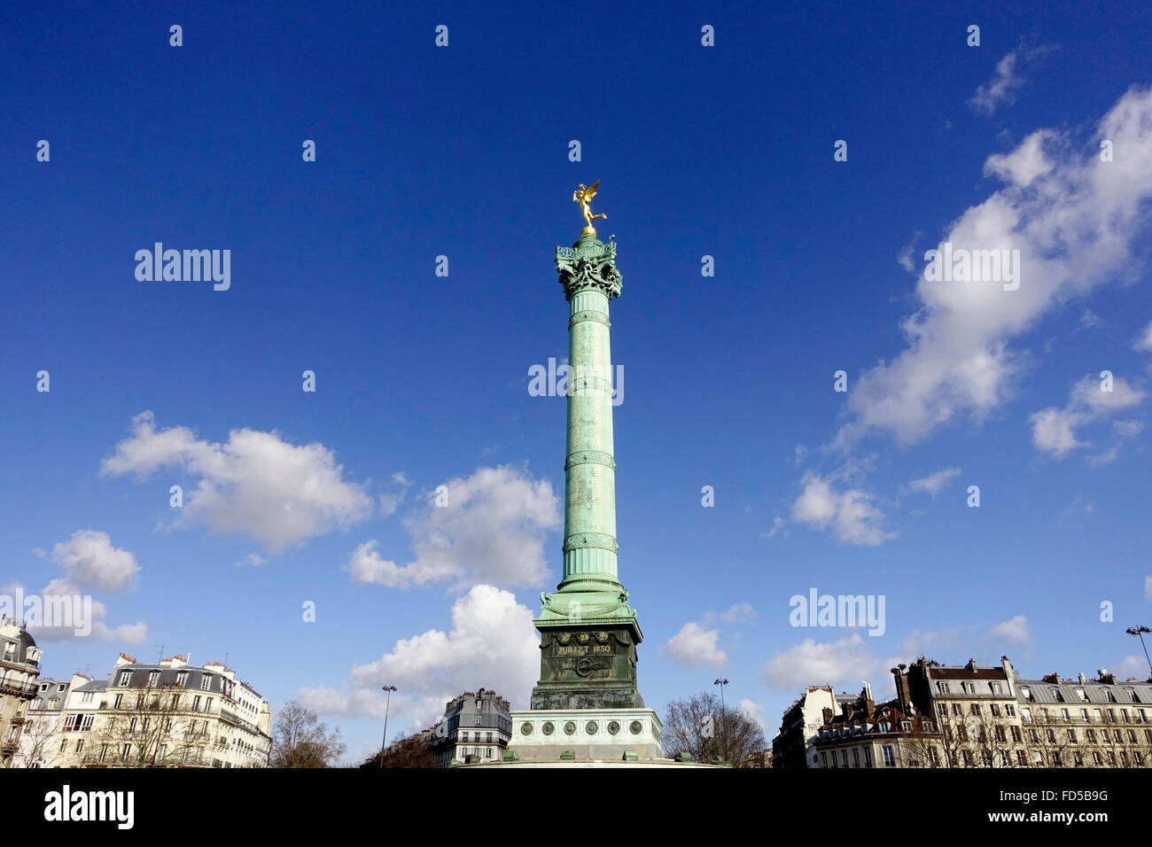 Die Juli-Spalte (Französisch: Colonne de Juillet) ist eine monumentale Spalte in Paris zum Gedenken an die Revolution von 1830. Es befindet sich in Stockfoto
