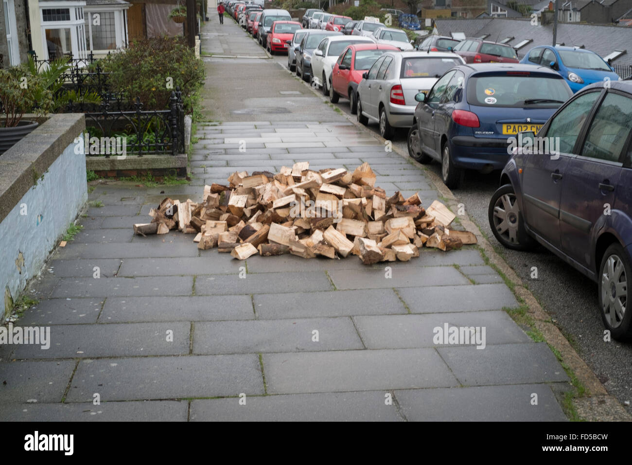 Eine Lieferung von Brennholz links auf dem Bürgersteig in Falmouth Stockfoto