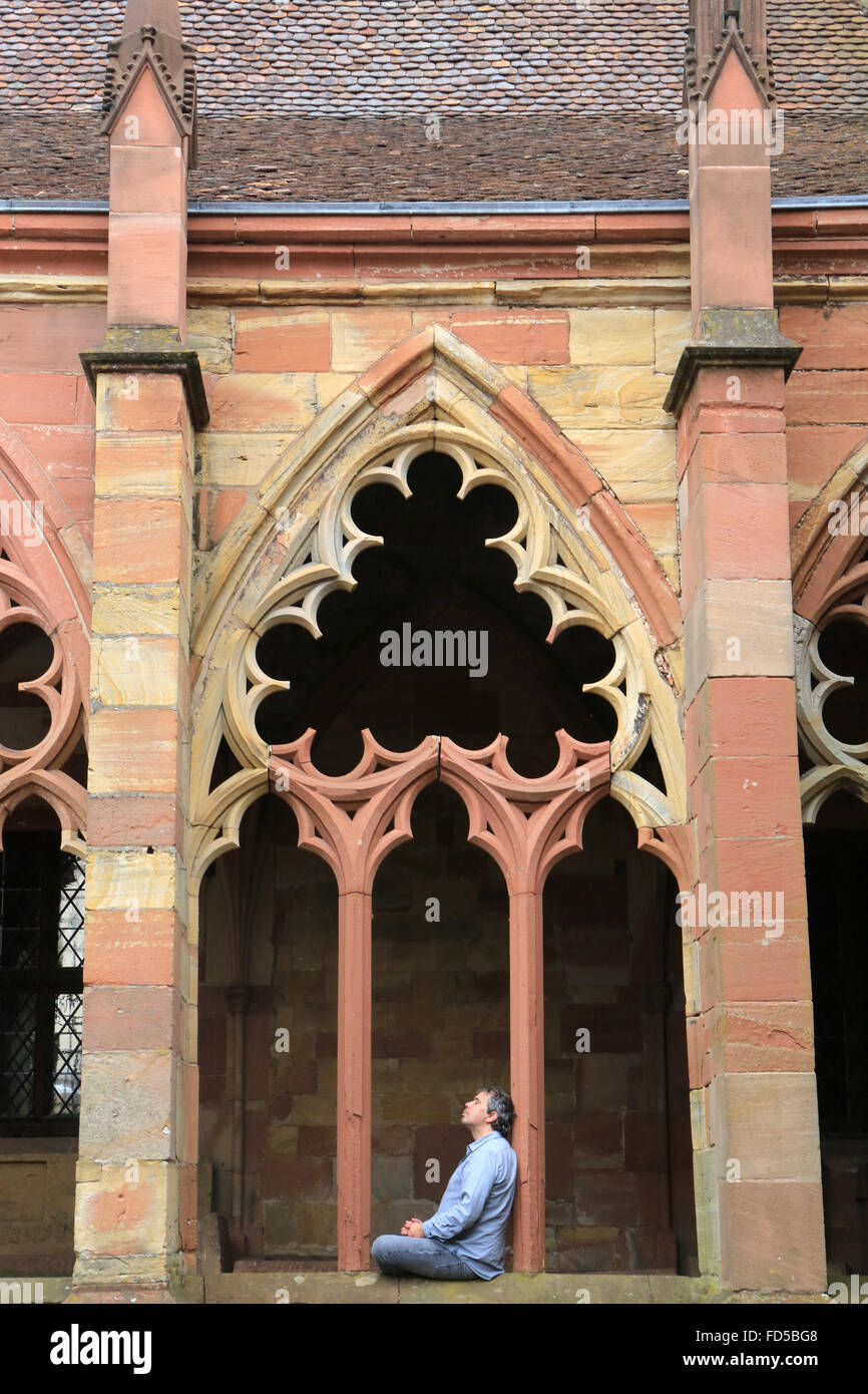 Die Pilger beten in einem gotischen Kreuzgang.  Kirche St. Peter und St. Paul. Wissembourg. Stockfoto