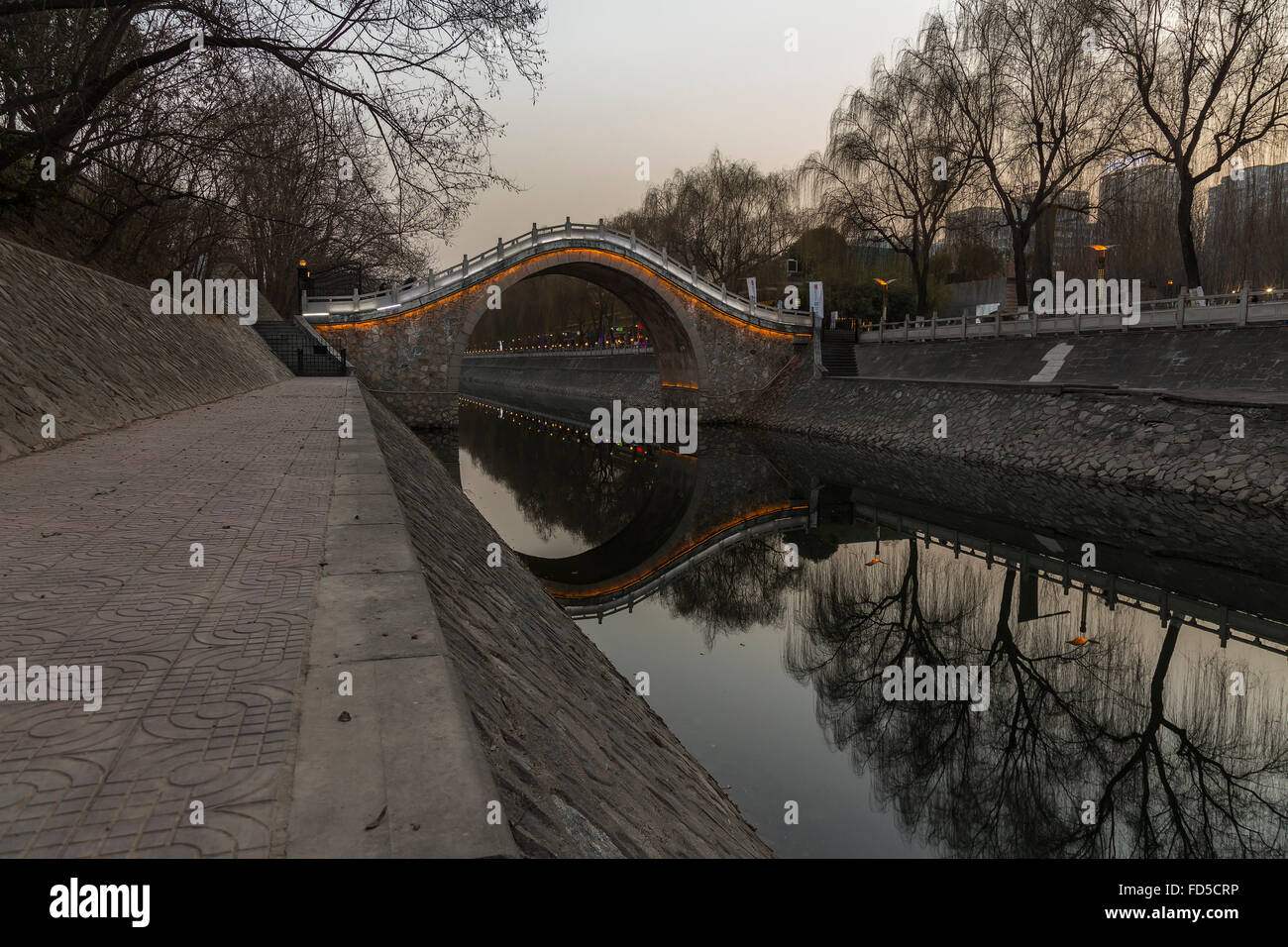 Mond-Brücke über den Wassergraben XI antiken Stadtmauer, China Stockfoto