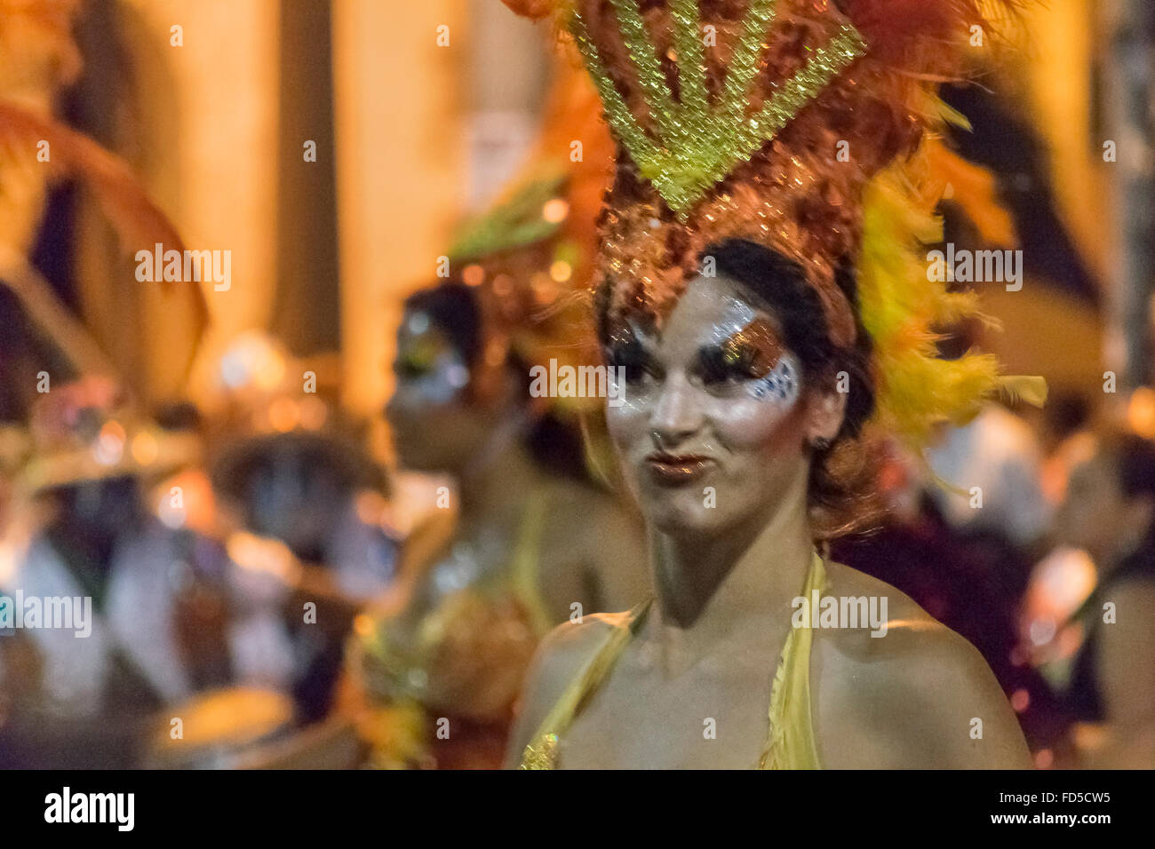 MONTEVIDEO, URUGUAY, Januar - 2016 - attraktive kostümierte Frau mit lustigen Ausdruck bei der Eröffnungsabend Parade der Karneval von Mo Stockfoto