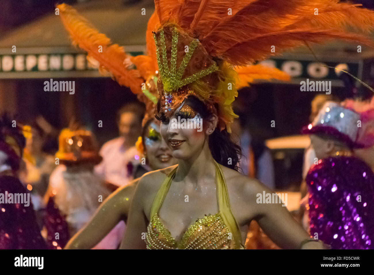 MONTEVIDEO, URUGUAY, Januar - 2016 - attraktive kostümierte Frau tanzt am Eröffnungsabend Parade der Karneval von Montevideo, Uruguay Stockfoto