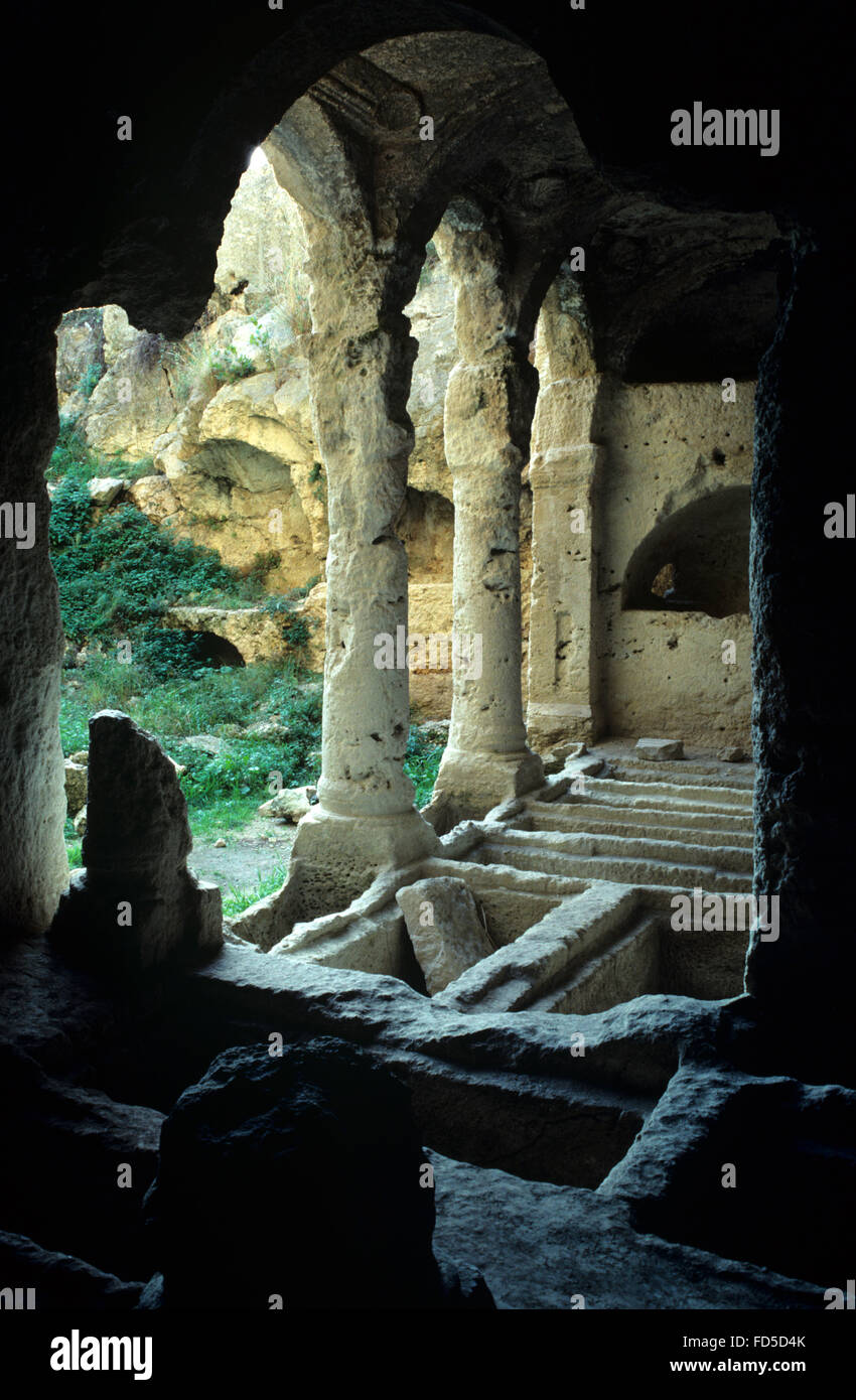 Felsen gehauene römische Gräber oder Höhlenwohnungen Nekropole in der antiken Stadt oder Hafen von Seleukeia Pieria, aka Seleukeia am Meer, Samandagh, in der Nähe von Antakya, Hatay, Türkei Stockfoto