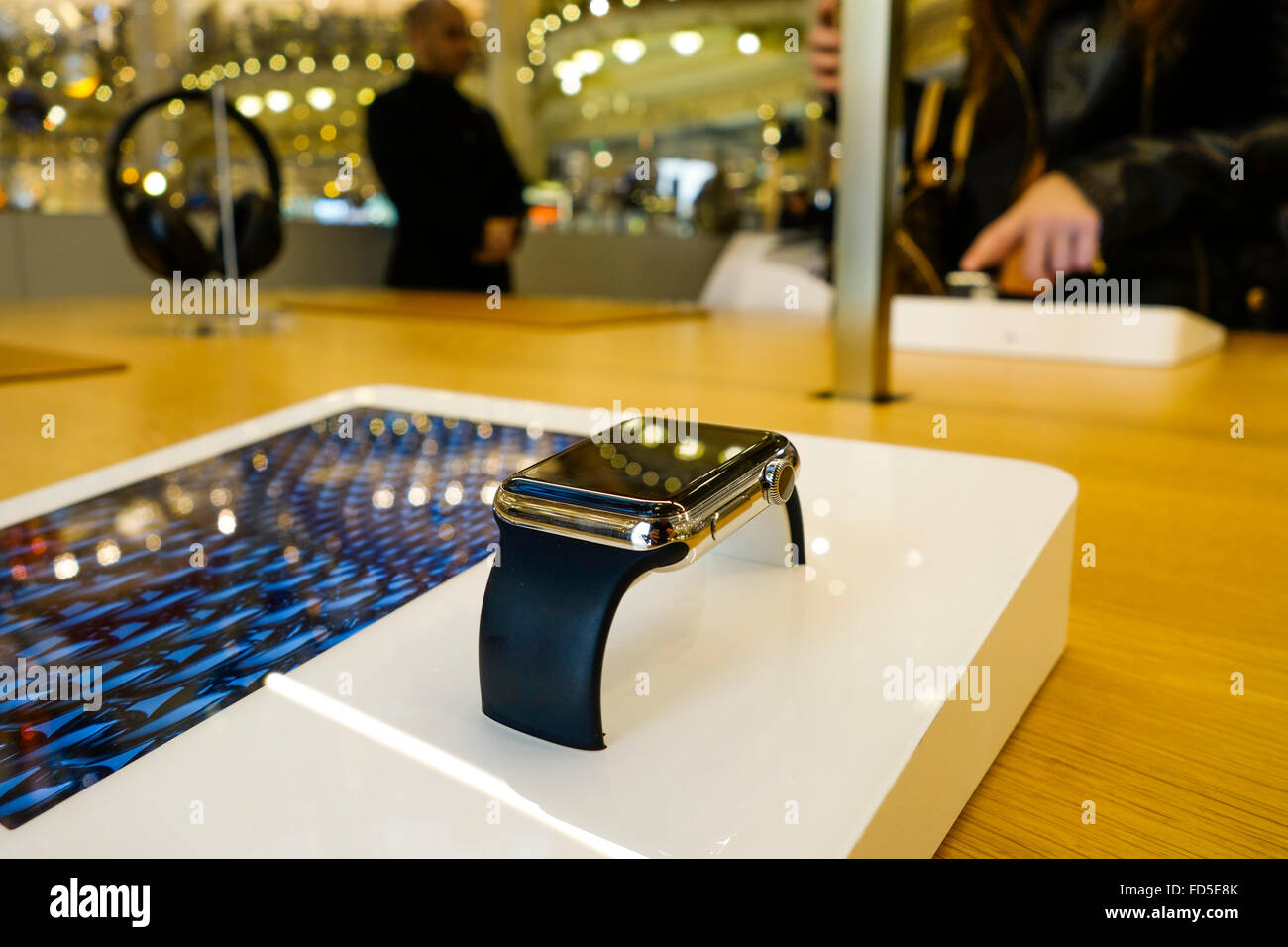 Eine Auswahl von Apple Uhren, Uhr, Verkauf in Apple-Abteilung der Galeries Lafayette, Paris. Frankreich. Stockfoto