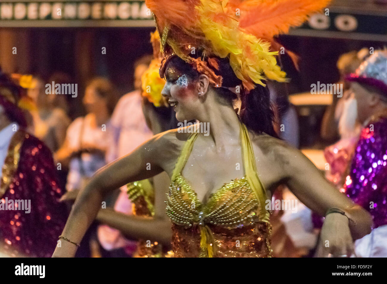 MONTEVIDEO, URUGUAY, Januar - 2016 - attraktive kostümierte Frau tanzt am Eröffnungsabend Parade der Karneval von Montevideo, Uruguay Stockfoto