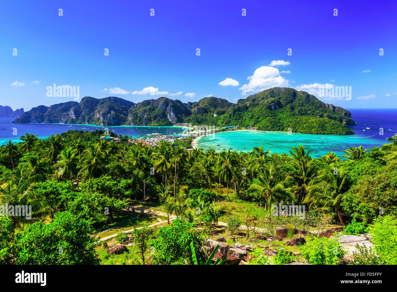 Thailand, Krabi. Phi Phi Don, panoramische Ansicht, wenn die Insel. Stockfoto