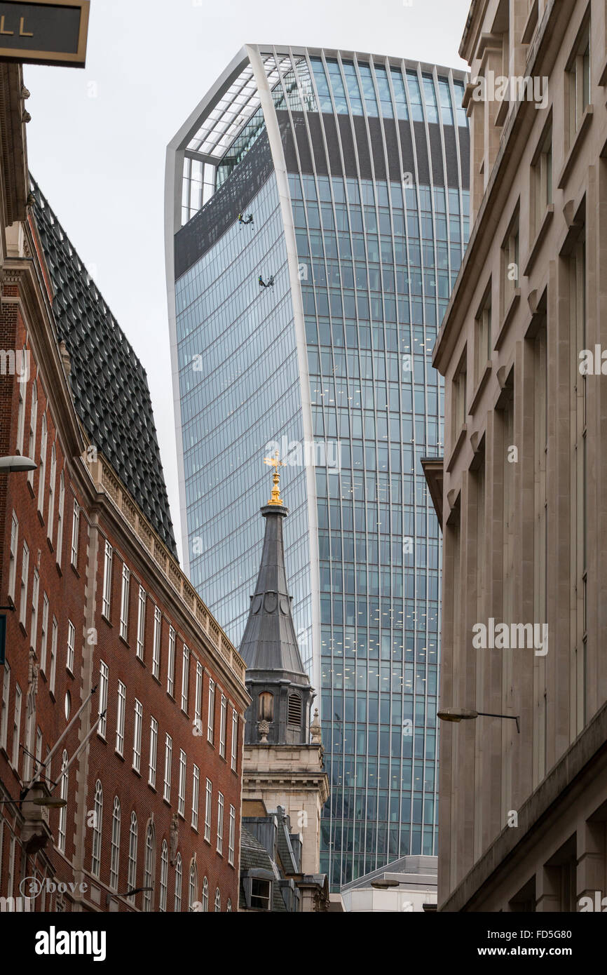 Fensterputzer am Walkie Talkie Gebäude Stockfoto