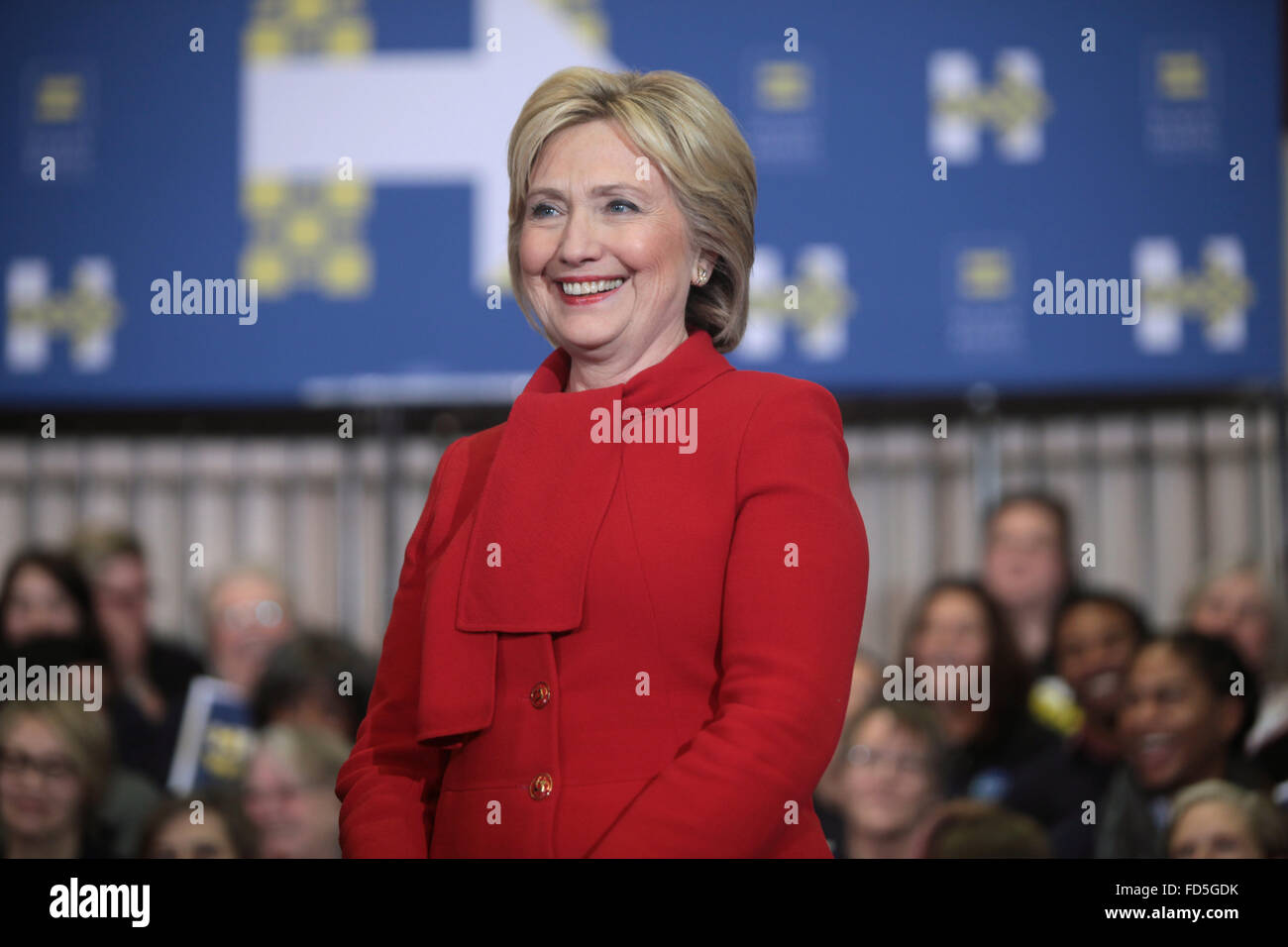 Ehemaliger Secretary of State und demokratischen Präsidentschaftskandidaten Hillary Clinton während Anhängern zu einer "Get Out Caucus" Kundgebung in Valley Southwoods Freshman High School 24. Januar 2016 in West Des Moines, Iowa spricht. Stockfoto