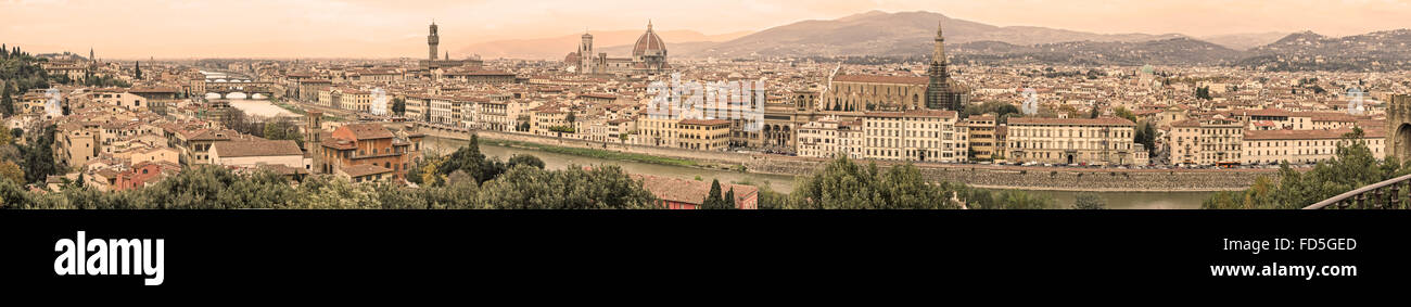 Florenz-Sepia getönten Antenne Stadtbild. Panoramablick vom Michelangelo Park entfernt. Von links; Ponte Vecchio; Palazzo Vecchio ein Stockfoto