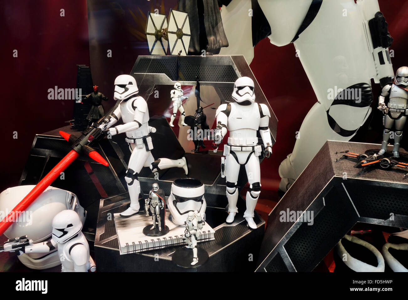 Star Wars Merchandise Spielzeug, Spielzeug, zum Verkauf im Einkaufszentrum Galeries Lafayette, Paris, Frankreich. Stockfoto