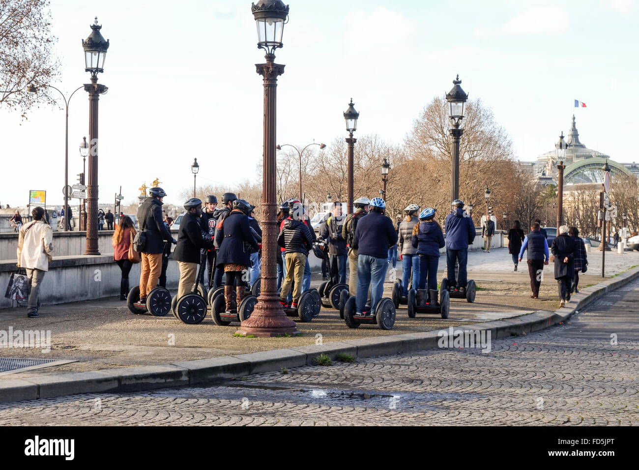 Gruppe von Touristen in Paris auf dem Place de Concorde, mit Segway, Paris, Frankreich. Stockfoto