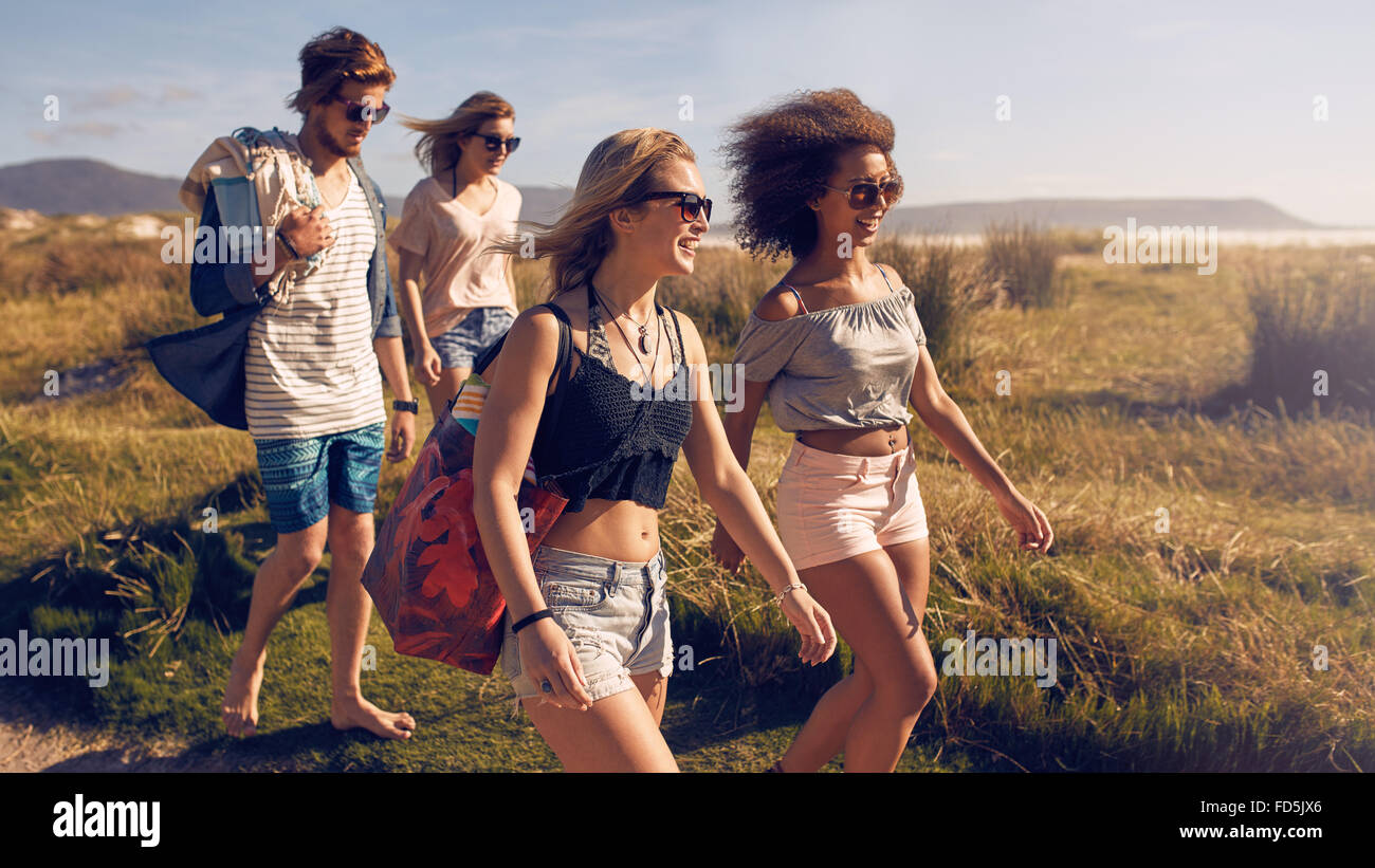 Porträt der Gruppe von Freunden am Strand. Gemischte Gruppe von Freunden zu Fuß am Strand auf Sommertag. Stockfoto