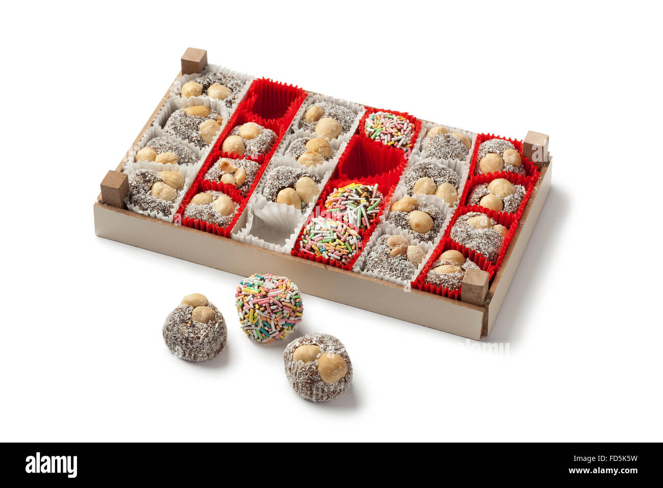 Box mit bunten türkischen Cookies auf weißem Hintergrund Stockfoto